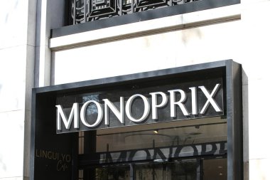 Paris, Fransa - 12 Nisan 2023: Monoprix mağazası Paris, Fransa. 1932 'de kurulan büyük bir Fransız perakende zinciri..