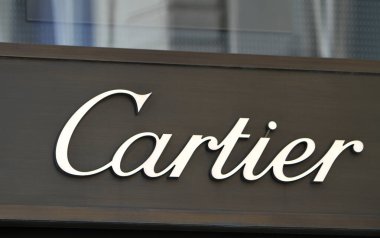 Paris, Fransa - 12 Nisan 2023: Paris, Fransa 'da Cartier mağazası. Mücevherler, deri eşyalar, saatler, güneş gözlükleri ve gözlükler tasarlayan, üreten, dağıtan ve satan bir Fransız lüks ürünler şirketidir.