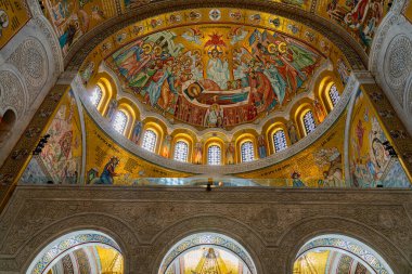 Belgrad, Sırbistan - 29 Nisan 2024: Zarif altın freskler ve dekoratif mimari, Belgrad 'daki Saint Sava Kilisesi' nin tavan ve duvarlarını süslerken hem sanatçılık hem de maneviyatın resmini çekiyor. Sırp Ortodoks Kilisesi 'nin ana katedrali