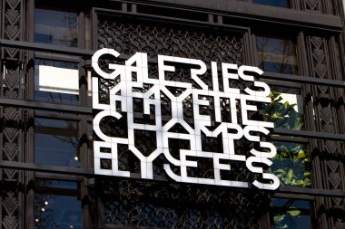 Lafayette Champs-Elyses Galerileri 'nin çarpıcı Art Deco mimarisi, 12 Nisan 2023' te lüksle dolu canlı bir atmosfer yaşadı.. 