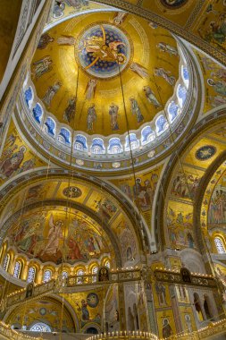 Belgrad, Sırbistan - 29 Nisan 2024: Zarif altın freskler ve dekoratif mimari, Belgrad 'daki Saint Sava Kilisesi' nin tavan ve duvarlarını süslerken hem sanatçılık hem de maneviyatın resmini çekiyor. Sırp Ortodoks Kilisesi 'nin ana katedrali