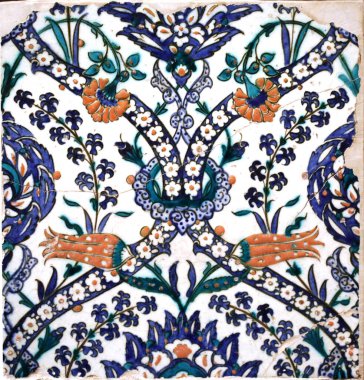 Sergide, zengin kültür sanatını yansıtan 18. yüzyılın başlarından kalma İznik çömlekçiliğinin canlı renkleri ve ayrıntılı tasarımları sergileniyor.