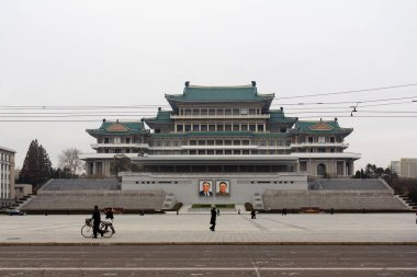 Pyongyang, Kuzey Kore - 10 Kasım 2016: Pyongyang, Kuzey Kore 'deki Büyük Halk Çalışmaları Evi. 1982 yılında inşa edilen merkez kütüphanedir..