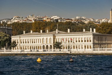 İstanbul, Türkiye - 9 Kasım 2019: İstanbul, Türkiye 'deki İstanbul' dan Dolmabahçe Cumhurbaşkanlığı Çalışma Ofisi 'ne.