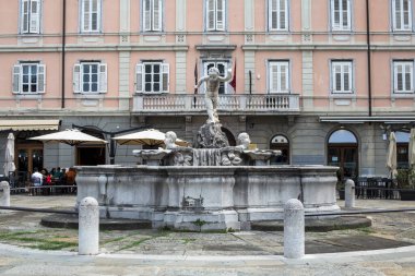 Trieste, İtalya - 1 Temmuz 2018: Trieste, İtalya 'daki Giovannin Ponterosso Çeşmesi.