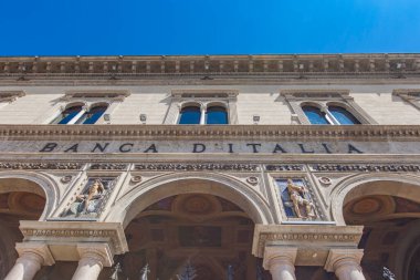 Bergamo, İtalya - 28 Nisan 2017: Bergamo 'da Banca d' Italia 'nın karmaşık cephesi, açık mavi gökyüzüne karşı süslü heykeller ve klasik tasarımın yer aldığı muhteşem mimari eserleri sergiliyor.