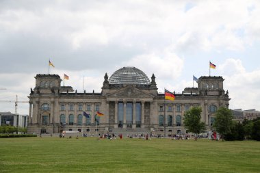 Berlin, Almanya - 10 Temmuz 2013: Berlin, Almanya 'daki Reichstag binası yakınları. Almanya Cumhurbaşkanı 'nı seçen Alman Bundestag' ının ve Federal Kongre 'nin buluşma yeridir.