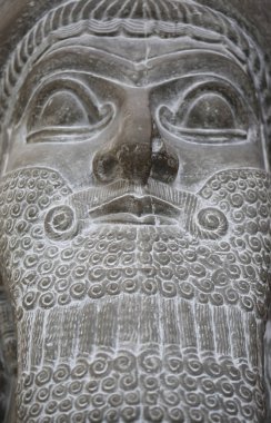 Berlin, Almanya - 11 Temmuz 2013: Berlin, Almanya 'daki Pergamon Müzesi' nden boynuzlu tacı olan insan başlı, kanatlı bir aslan olan Asurlu schedu lamassu 'nun yüzü