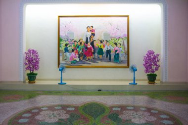 Pyongyang, Kuzey Kore - 30 Temmuz 2015: Kim Jong-suk 'un portresi, Kim Il-sungs' un ilk karısı ve Kim Jong-il 'in annesi, Pyongyang' daki Kim Jong-suk anaokulunun girişinde. 