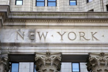 Entrika ile tasarlanmış New York Belediyesi 1811 'den beri tarihsel önemi olan' New York 'yazısını sergiliyor. 