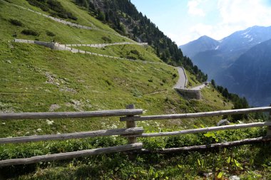 Stelvio Geçidi boyunca seyahat, yemyeşil tepelerin ve dramatik dağların manzaralı manzarası, kuzey İtalya 'daki doğanın güzelliğini gözler önüne seriyor.