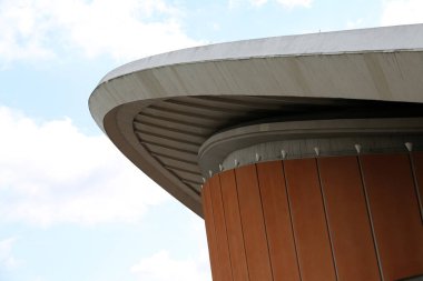 Berlin, Almanya 'daki Dünya Kültürleri Evi' nin benzersiz kıvrımları ve modern tasarımı şehrin mimarisi ve doğasının karışımını gözler önüne seren yumuşak bulutlar zeminine karşı yükseliyor.