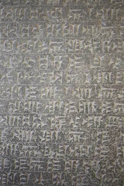 Antik Ukrayna çivi yazısı taşa kazınmış karmaşık bir şekilde eski bir medeniyetin zengin dilsel mirasını gösteriyor ve onun tarihsel önemini yakalıyor.