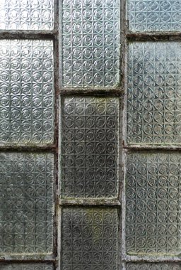 Şeffaf cam bloklar büyüleyici bir desen oluşturur. Güneş ışığını hafifçe yayar ve kırsal bir şehir ortamında nostalji hissi uyandırır. Sanatsal keşifler için mükemmeldir..