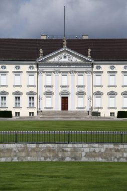 Bellevue Sarayı görkemli bir şekilde Berlin 'in Tiergarten bölgesinde, yemyeşil ve bulutlu gökyüzü tarafından çerçevelenmiş büyüleyici maskesiyle, ziyaretçileri zengin tarihini keşfetmeye davet ediyor.. 