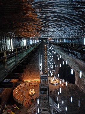 Ziyaretçiler, Romanya 'daki Salina Turda' nın nefes kesici güzelliğini deneyimleyerek, aydınlık tuz oluşumları ve eşsiz cazibelerle dolu uçsuz bucaksız yeraltı odalarında geziniyorlar.
