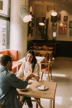 İki arkadaş, keyifli bir brunch 'ın keyfini çıkarırken aynı zamanda nefis yemeklerin ve renkli içkilerin tadını çıkarıyorlar..