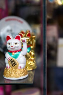 Buenos Aires, Arjantin - 19 Ocak 2018: Maneki-Neko Arjantin 'deki Buenos Aires' te Kedi heykelciği.