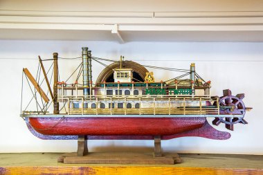 Yokohama, Japonya - 6 Ekim 2016: Mark Twain buharlı vapurunun büyüleyici modeli, Japonya 'nın Yokohama kentindeki deniz tarihini vurgulayan emekli NYK Hikawa Maru yolcu gemisinde sergilenmektedir.