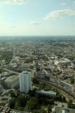 Alacakaranlıkta, Berlin 'in ufuk çizgisi tarihi binalar ve modern yapıların bir karışımını sergiliyor, canlı bir kentsel duvar halısı yaratıyor. Geniş görünüm şehrin dinamik özünü yakalar.. 