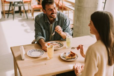 İki arkadaş, keyifli bir brunch 'ın keyfini çıkarırken aynı zamanda nefis yemeklerin ve renkli içkilerin tadını çıkarıyorlar..
