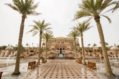 Abu Dabi, BAE - 4 Mayıs 2015: Emirates Sarayı Mandarin Oriental, Abu Dabi, BAE. Görkemli Emirlikler Sarayı 'nda, bereketli palmiye ağaçları, zarif çeşmeler ve davetkar banklar ile çevrili karmaşık mimari ayrıntılar yer alıyor.