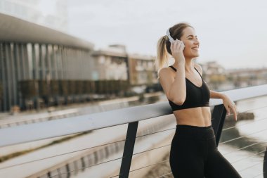 Güneş suyun üzerinde batarken, genç bir kadın korkuluklara yaslanıyor, kulaklıklarla en sevdiği melodileri dinliyor, sükunet ve huzuru kucaklıyor..