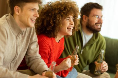 Üç arkadaş birlikte oturup, hayatın tadını çıkarırken mutluluktan uçuyorlar. Kahkahalar odayı dolduruyor, güneşli bir günde soğuk içeceklerle arkadaşlığın sıcaklığını vurguluyor.