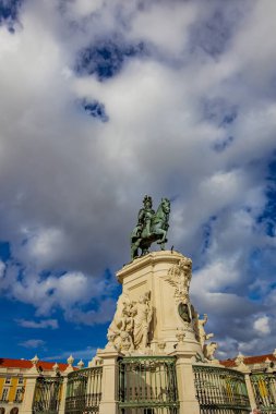 Meydanı yöneten Kral 1. Jose 'nin heykeli gururla duruyor. Etrafı bulutlarla çevrili ve Lizbon' un zengin tarihi ve sanatsal mirasını yansıtıyor..