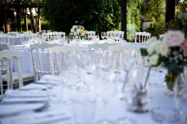 Güzel düzenlenmiş bir yuvarlak masa dışarıda misafirleri bekliyor..