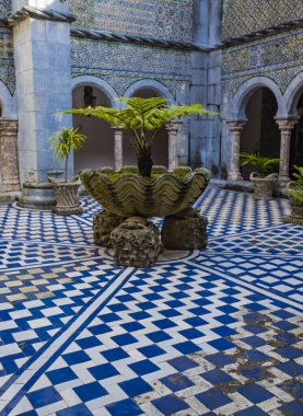 Portekiz 'in Sintra kentindeki Pena Ulusal Sarayı' nın avlusunda canlı mavi ve beyaz fayanslar çarpıcı bir desen oluşturur.