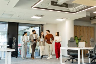 profesyoneller, takım çalışması, ofis, işbirliği, belgeler, modern, parlak, toplantı, etkileşim, tartışma, boşluk, tasarım, yaratıcılık, işyeri, insanlar, iletişim, çeşitlilik, gündelik, çevre, fikirler, planlama, iş, birlik, üretkenlik, te