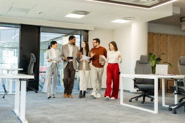 profesyoneller, takım çalışması, ofis, işbirliği, belgeler, modern, parlak, toplantı, etkileşim, tartışma, boşluk, tasarım, yaratıcılık, işyeri, insanlar, iletişim, çeşitlilik, gündelik, çevre, fikirler, planlama, iş, birlik, üretkenlik, te