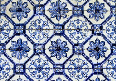 Canlı mavi ve beyaz tasarımlar, Lizbon 'un kültürel güzelliğini ve sanat tarihini yansıtan geleneksel fayansları süslüyor..