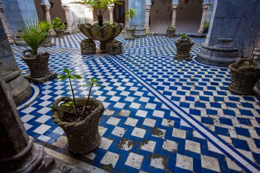 Portekiz 'in Sintra kentindeki Pena Ulusal Sarayı' nın avlusunda canlı mavi ve beyaz fayanslar çarpıcı bir desen oluşturur.