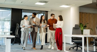 profesyoneller, takım çalışması, ofis, işbirliği, belgeler, modern, parlak, toplantı, etkileşim, tartışma, boşluk, tasarım, yaratıcılık, işyeri, insanlar, iletişim, çeşitlilik, gündelik, çevre, fikirler, planlama, iş, birlik, üretkenlik, te