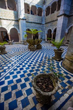 Portekiz 'in Sintra kentindeki Pena Ulusal Sarayı' nın avlusunda canlı mavi ve beyaz fayanslar çarpıcı bir desen oluşturur.