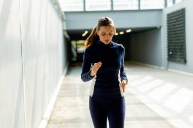 Kendini işine adamış bir sporcu şık bir şehir koridorunda zarif bir şekilde koşar. İdeal gün ışığında güç ve kararlılığı somutlaştırır..