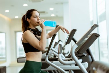 Kendini adamış bir sporcunun, yüksek teknolojili makinelerle dolu, ferah bir fitness merkezinde yaptığı egzersiz sırasında su içmesi biraz zaman alır..