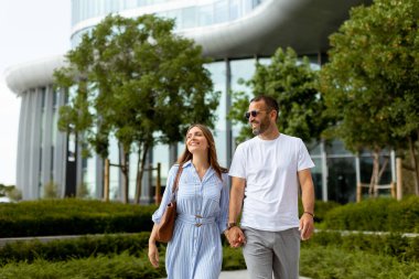 Odaklanmış bir adam öğleden sonra saatlerinde nehir kenarında egzersiz yaparken sudan zevk almak için duraksar.