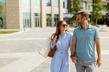 Odaklanmış bir adam öğleden sonra saatlerinde nehir kenarında egzersiz yaparken sudan zevk almak için duraksar.