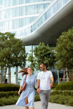 Odaklanmış bir adam öğleden sonra saatlerinde nehir kenarında egzersiz yaparken sudan zevk almak için duraksar.