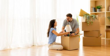 Sıcak oturma odalarında kutuları taşıyan çiftler gibi heyecan havayı dolduruyor. Yeni alanlarını düzenlerken, birlikte anılar yaratmaya hevesli bir şekilde gülümseme paylaşıyorlar..