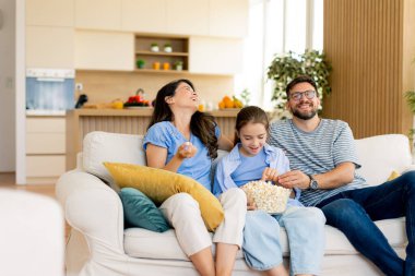 Sıcak ve davetkar bir oturma odasında, bir aile bir kase patlamış mısırı paylaşırken, birlikte kaliteli vakit geçiriyorlar, bir filme dalmışlar..