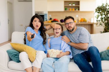 Bir aile, gerilim ve kahkahalarla dolu bir animasyon gecesinin tadını çıkarır. Sıcak bir kanepede patlamış mısırla oturup filmin heyecan verici anlarına hevesle tepki veriyorlar..