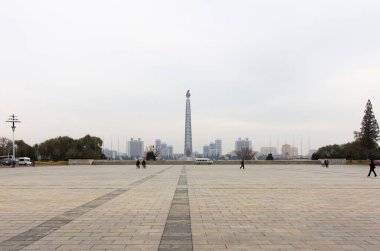 Pyongyang, Kuzey Kore - 10 Kasım 2016: Pyongyang, Kuzey Kore 'deki Kim Il Sung Meydanı' ndan Juche Kulesi 'ne bakın.