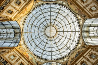Büyüleyici cam kubbenin altında ziyaretçiler, Milano 'nun zarafetinin bir simgesi olan Galleria Vittorio Emanuele II' nin nefes kesici mimarisine hayran kaldılar..