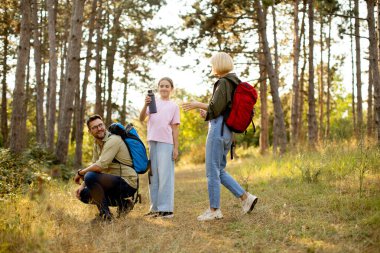 Güzel bir ormanda yürüyüş yaparken üç arkadaş mola alır. Sohbet ediyorlar ve birlikte gülüyorlar. Sıcak öğleden sonra ışığında doğanın ve birbirlerinin arkadaşlığının tadını çıkarıyorlar..