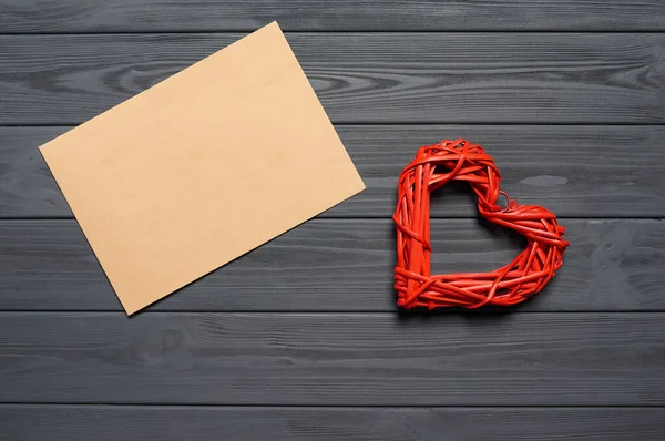Liebesbrief Konzept Blanko Umschlag Auf Holzplankentisch Mit Herzform Zur Seite — Stockfoto