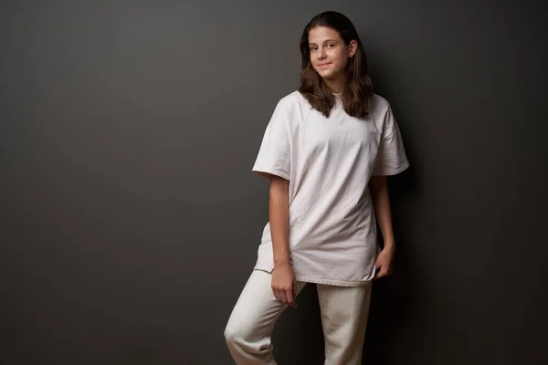 Schöne Lässige Teenie Mädchen Tragen Locker Sitzende Kleidung Auf Dunklem — Stockfoto